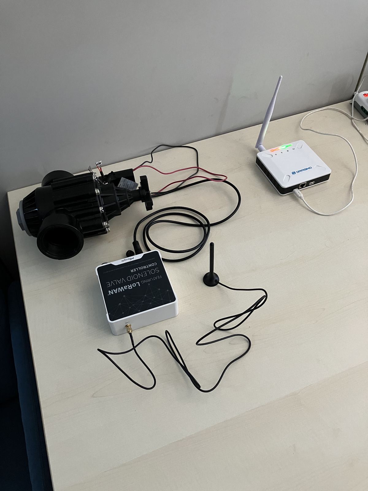 Il kit LoRaWAN su una scrivania: elettrovalvola, attuatore da campo e gateway aziendale